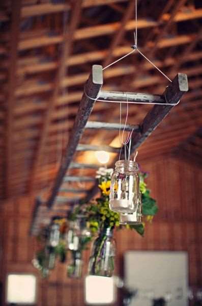 escada como suporte de pendentes da decoração de casamento