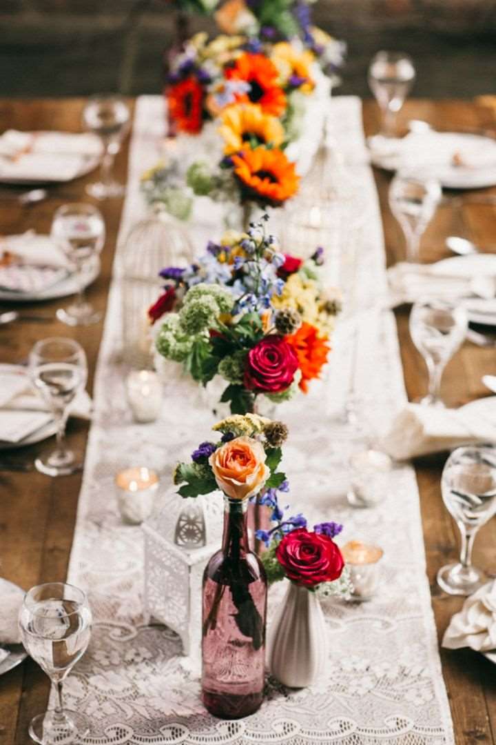 flores coloridas na decoração de casamento