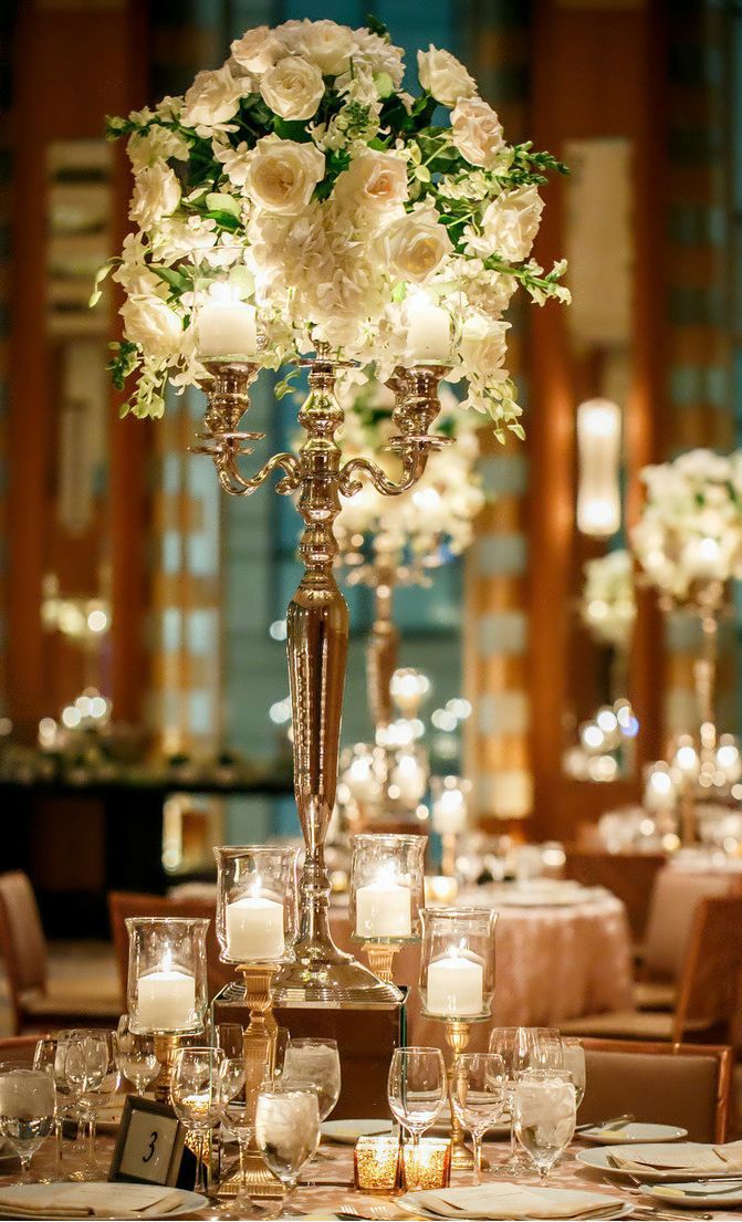 salão de casamento decorado com velas