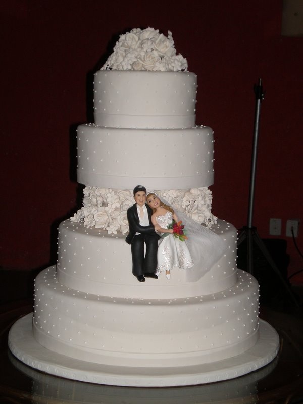 bolo de casamento com noivinhos